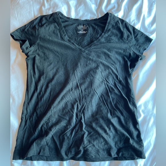 Banana Republic Timeless v neck tee - Picture 2 of 4